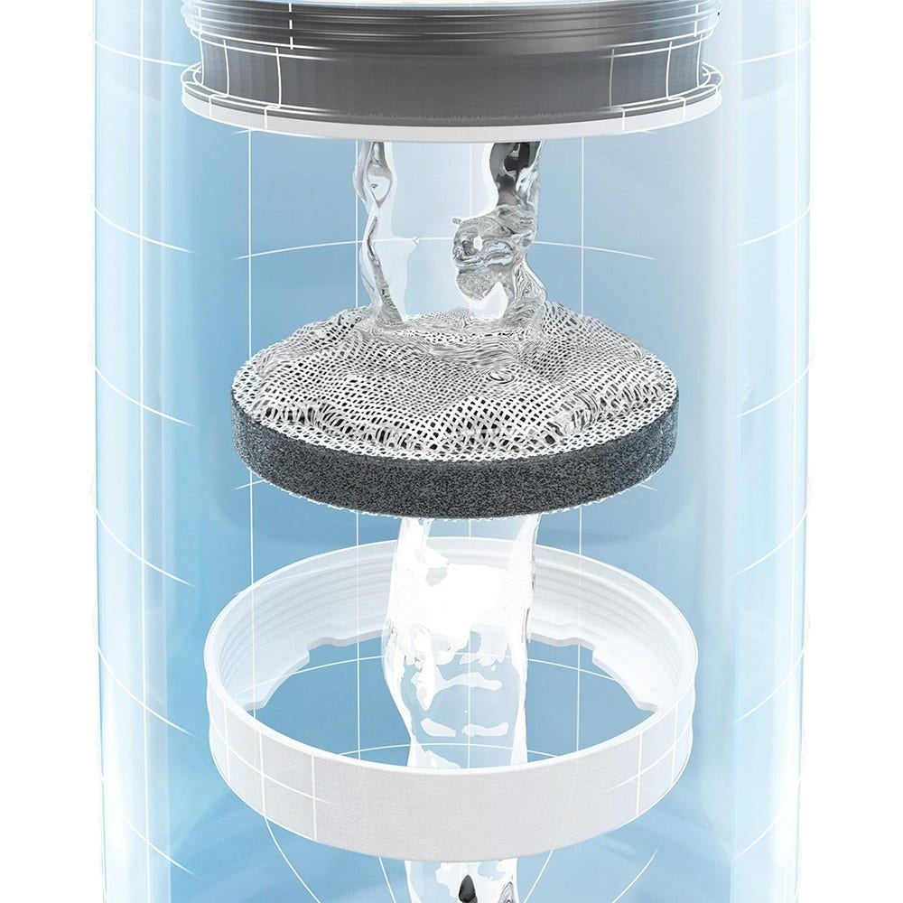 Wasser fließt durch ein Filtersystem in einem klaren Behälter und zeigt Filtrationsstufen.