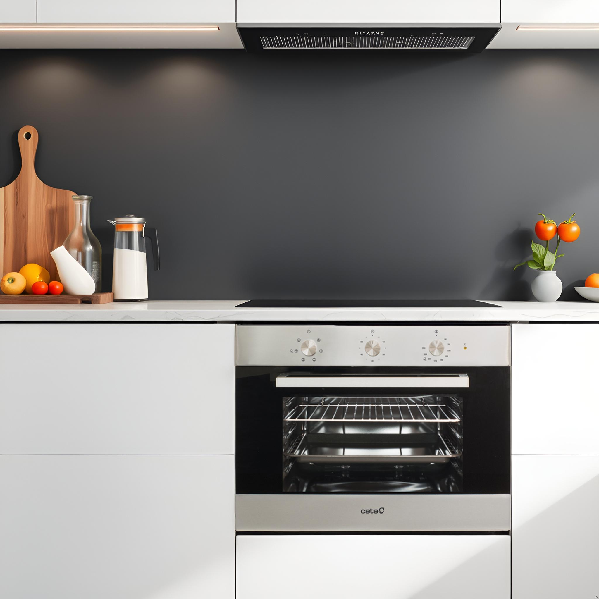 Una cucina con mobili bianchi, forno e piano cottura. Tagliere, limone e vaso visibili.