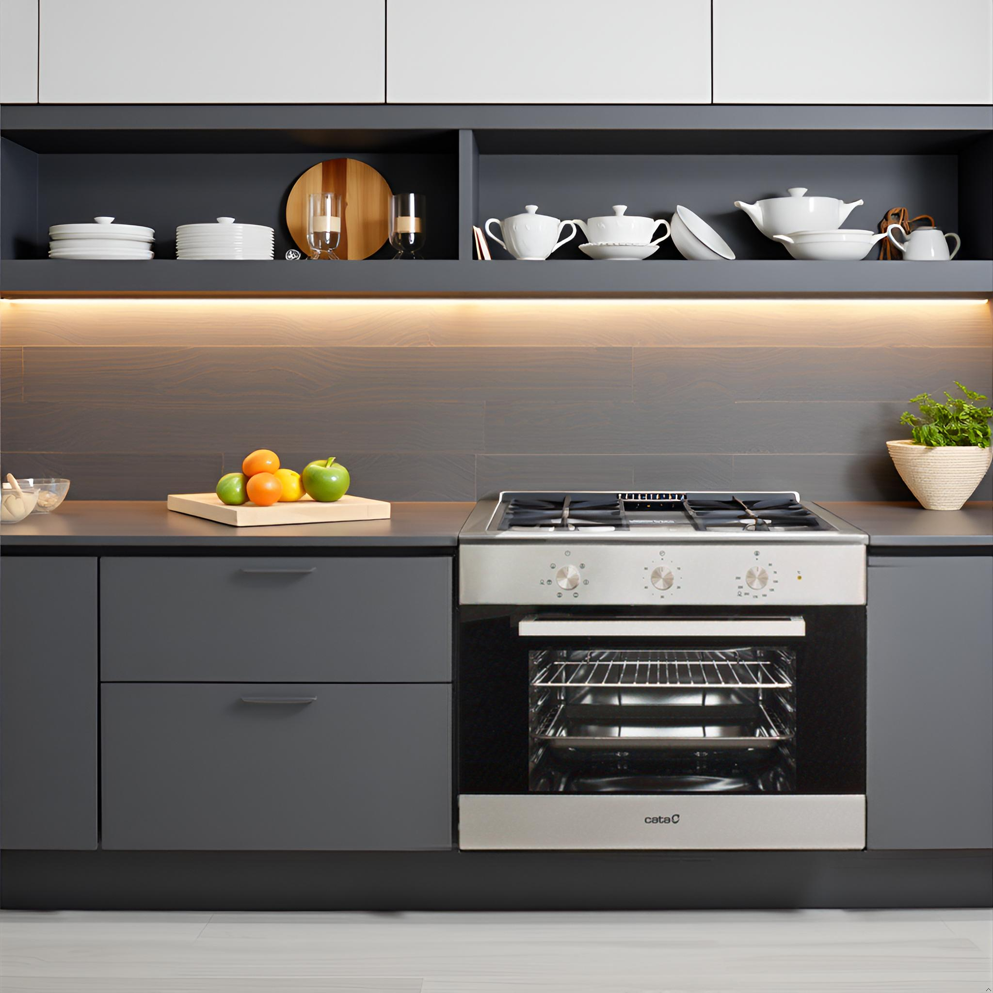 Cucina con piano cottura e forno. Tagliere in legno con frutta. Piatti bianchi sugli scaffali.