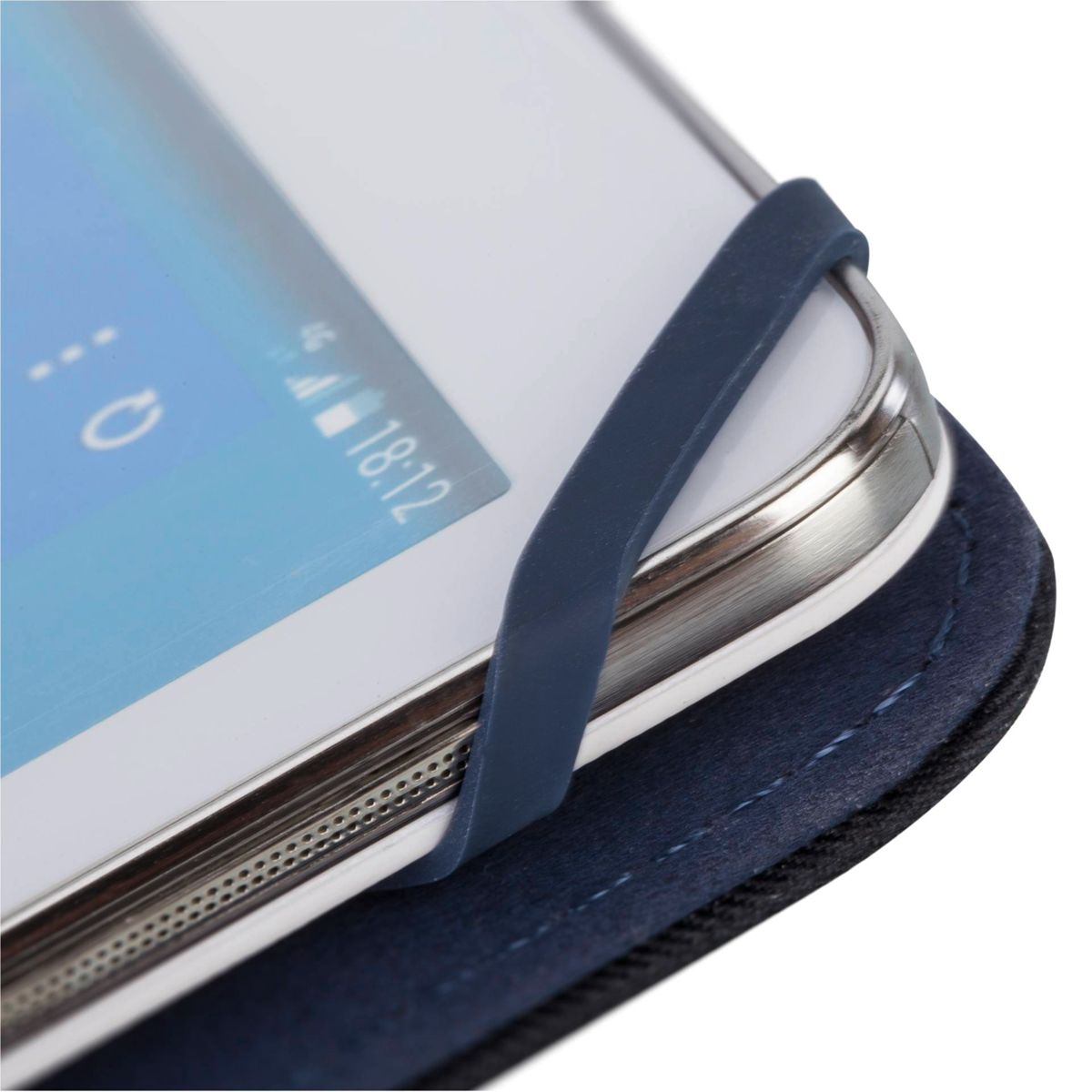 Zbliżenie ekranu tabletu w niebieskim etui, pokazujące godzinę i paski sygnału.