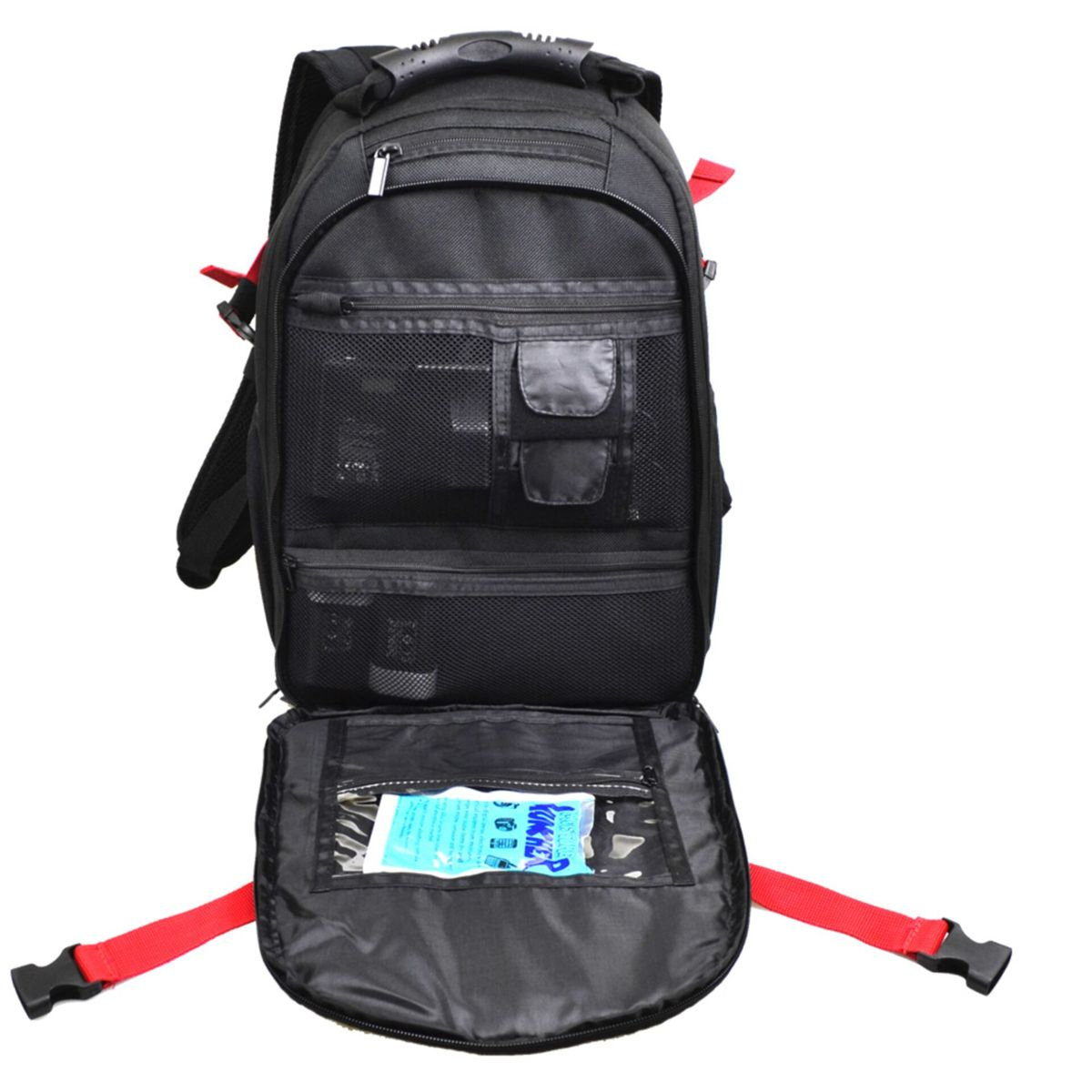 Schwarzer Rucksack mit offenem Frontfach, das ein blaues Kühlpack und mehrere Taschen zeigt.