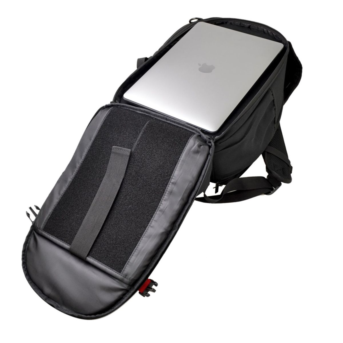 Schwarzer Rucksack mit offenem Deckel, der einen Laptop zeigt. Innen gepolstert und mit Riemen.