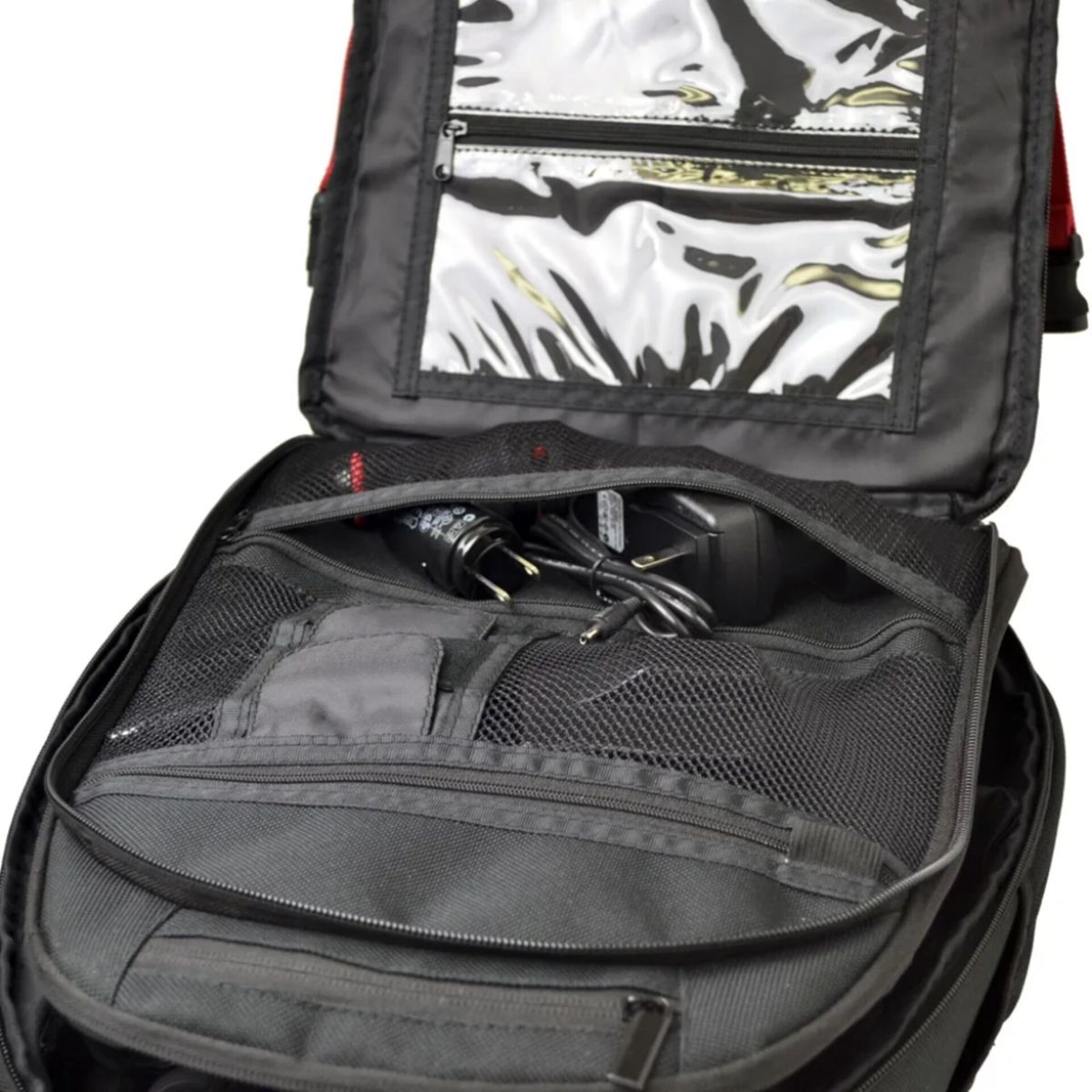 Geöffneter Rucksack mit Ladegeräten und Kabeln im Inneren. Netztaschen und transparente Fächer sind sichtbar.