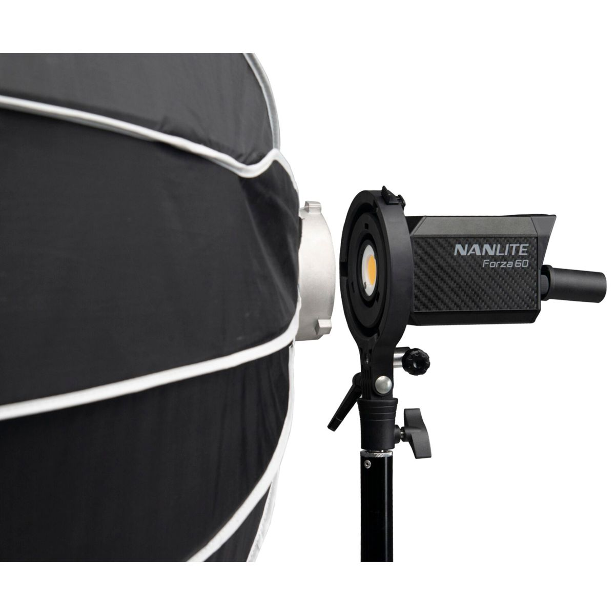 Una luce nera con un softbox attaccato. Un supporto sostiene la luce, il marchio è Nanlite Forza 60.