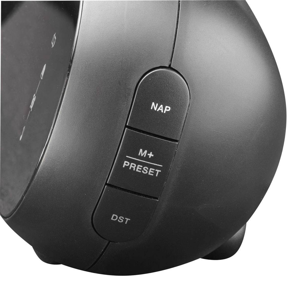 Zbliżenie czarnego budzika z trzema przyciskami: NAP, M+ PRESET, DST.