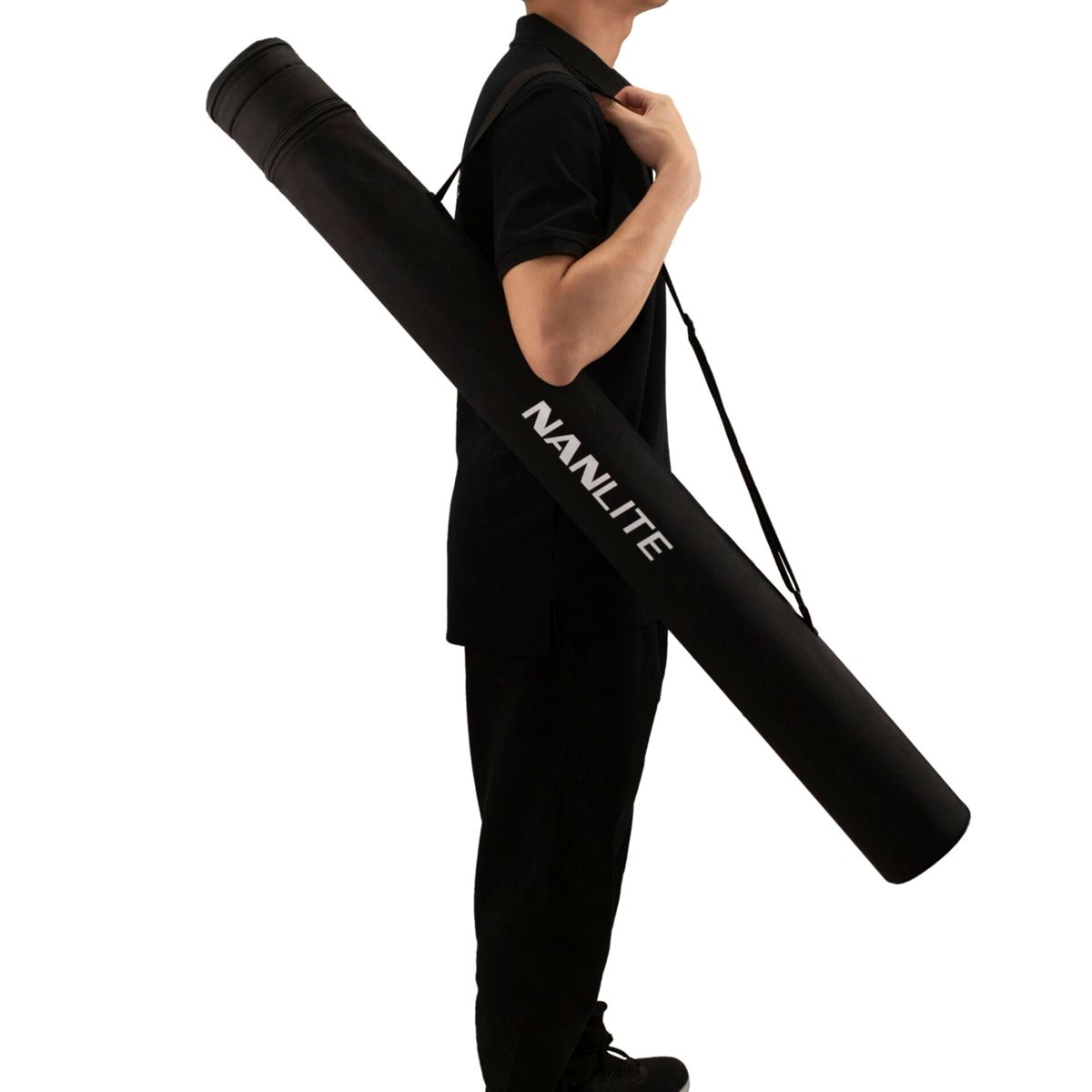 Ein Mann trägt eine schwarze Nanlite-Tragetasche über der Schulter.