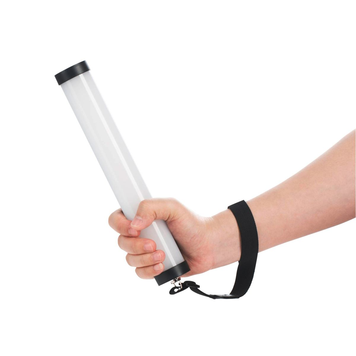 Eine Hand, die eine weiße Röhrenleuchte mit schwarzem Handgelenkband hält.
