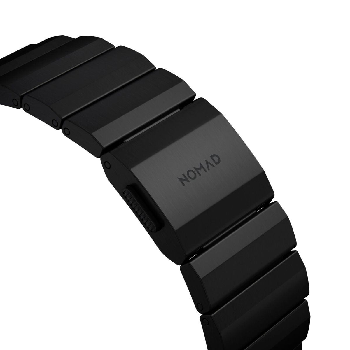 Ein schwarzes Uhrenarmband mit einem NOMAD-Logo. Das Band besteht aus verbundenen rechteckigen Gliedern.