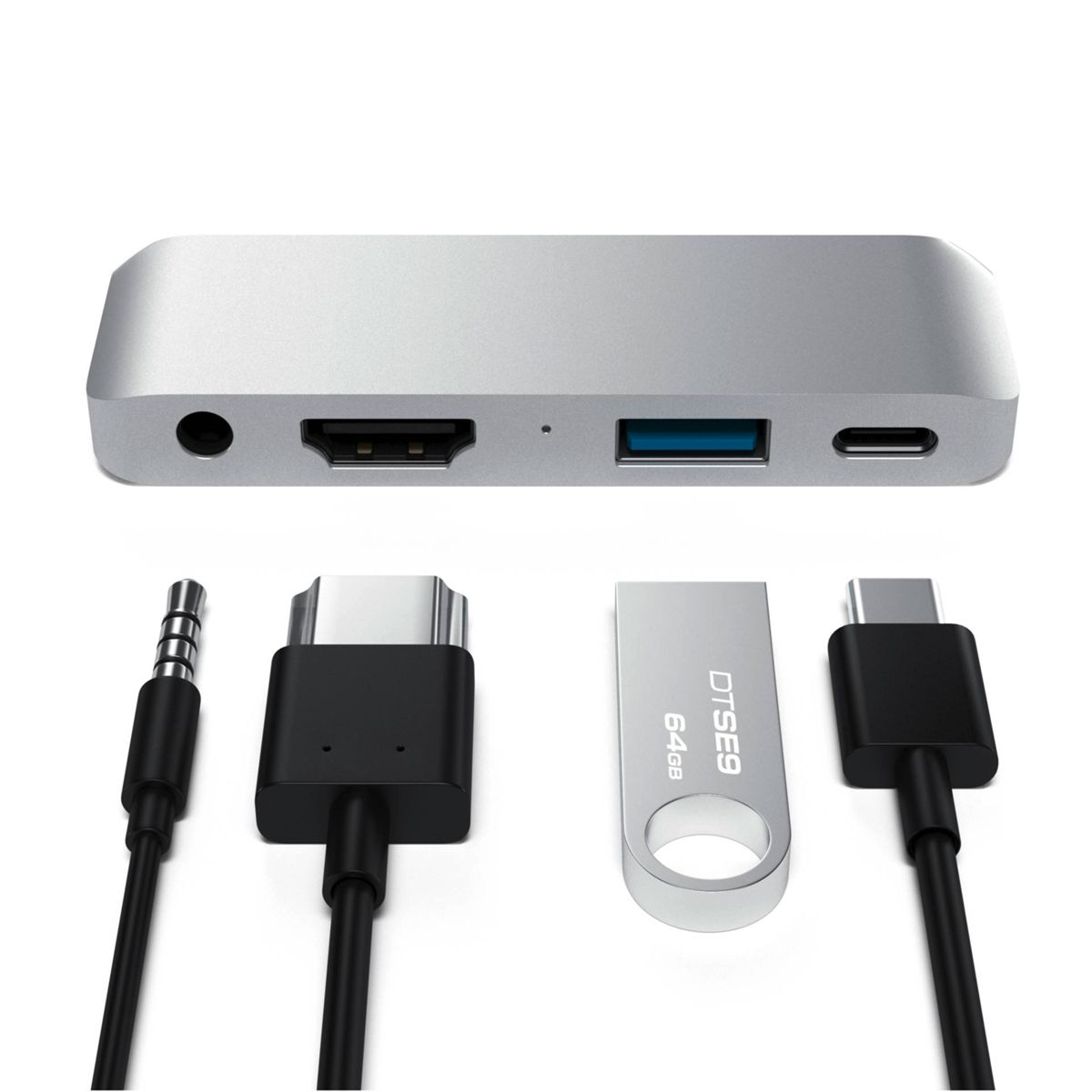 Ein silberner Hub mit USB-Anschlüssen und Kopfhöreranschluss, mit Kabeln und einem USB-Stick.