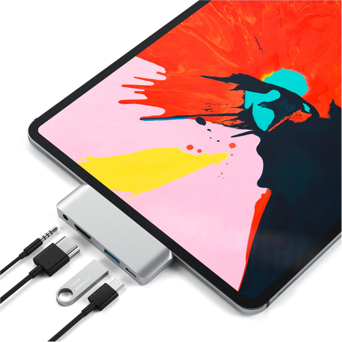 Tablet mit silbernem Hub verbunden. Kabel und ein USB-Stick sind ebenfalls angeschlossen.