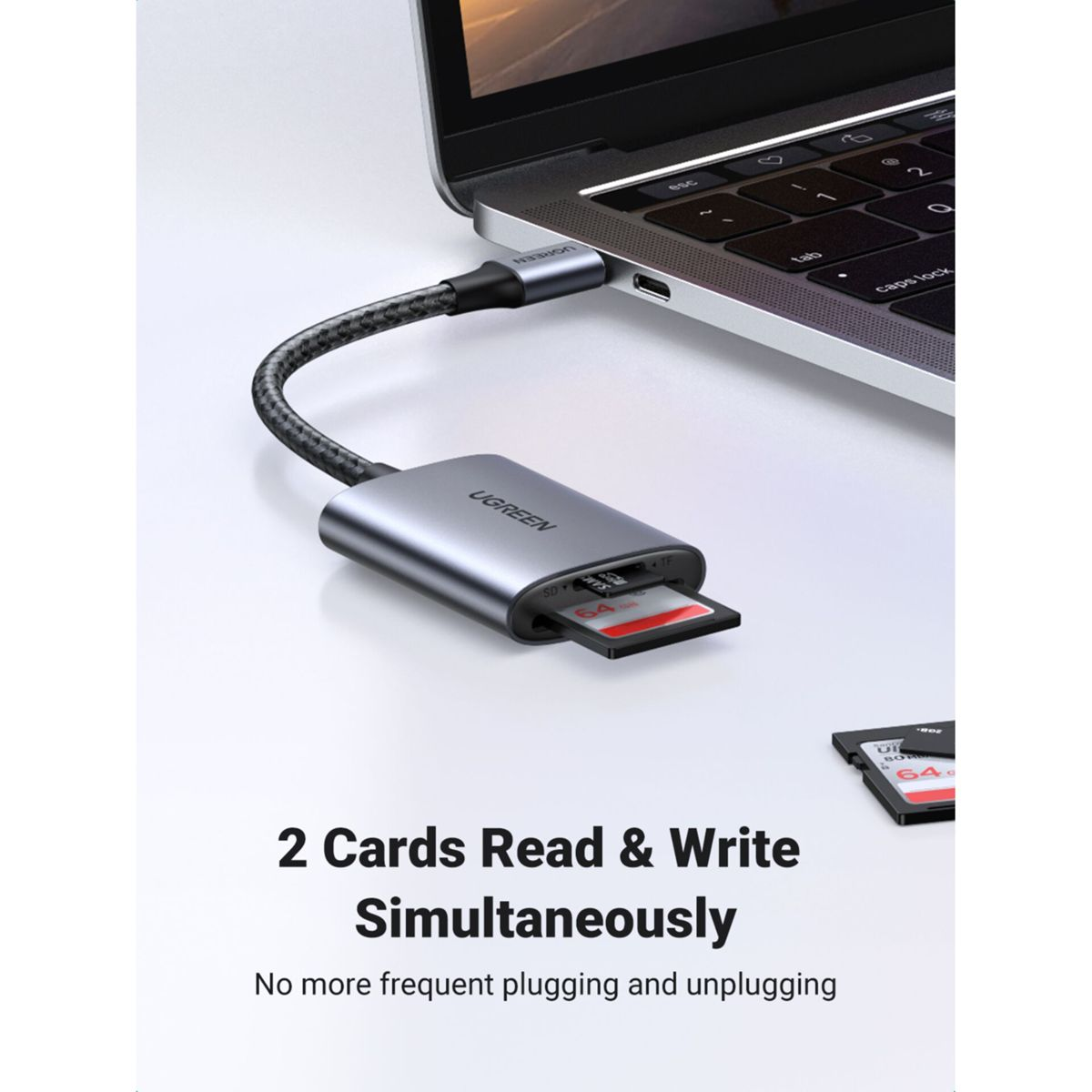 Ein Laptop, der mit einem Hub verbunden ist, in den eine SD-Karte eingesetzt ist. Der Text lautet '2 Karten gleichzeitig lesen und schreiben'.