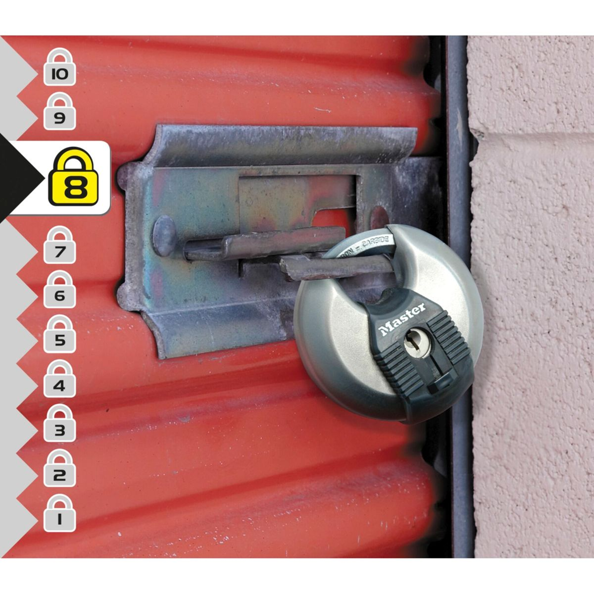 Ein silbernes Master-Schloss ist an einem roten Lagercontainer befestigt. Der Schlüssel steckt.