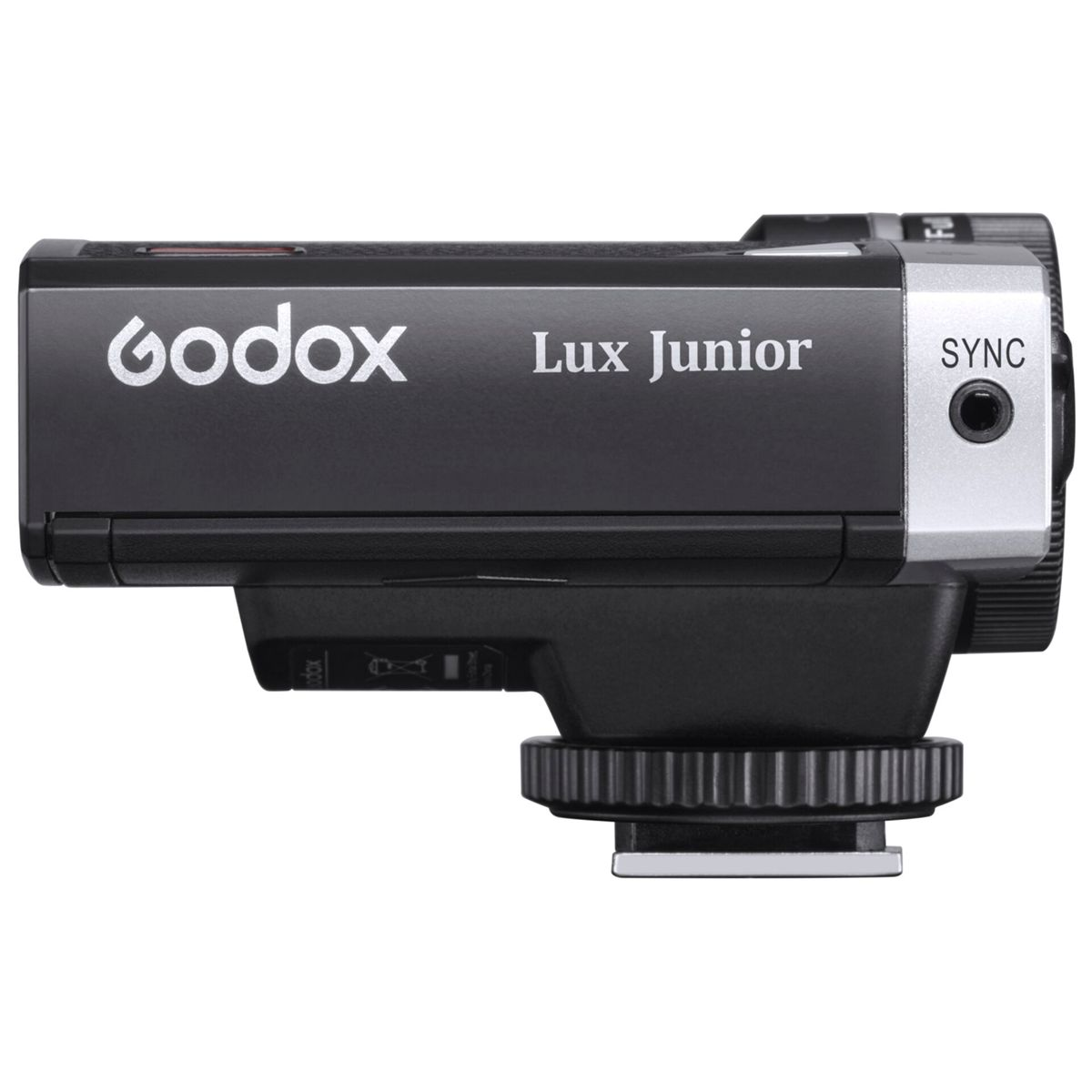 Ein schwarzer Godox Lux Junior Blitz. Markenname und Modell sind weiß aufgedruckt. Auf weißem Hintergrund.