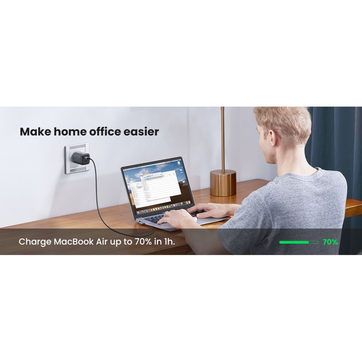 Eine Person benutzt einen Laptop, der an ein Ladegerät angeschlossen ist, mit einem Fortschrittsbalken von 70 %.