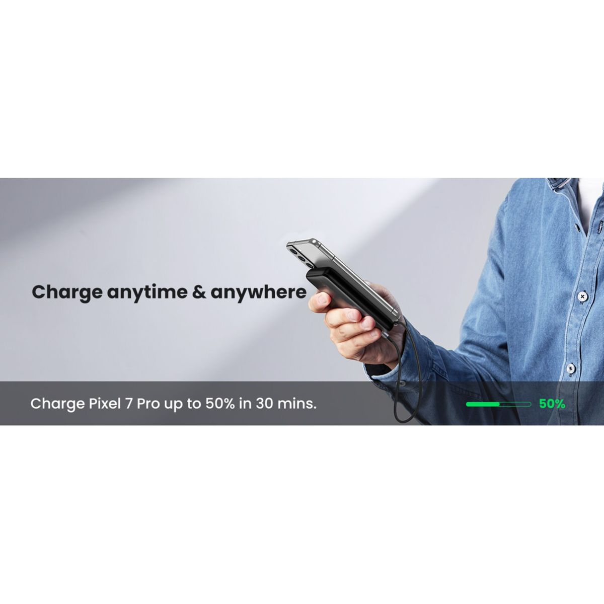 Eine Person hält ein Telefon, das mit einem schwarzen Kabel geladen wird, mit einem Fortschrittsbalken bei 50 %.
