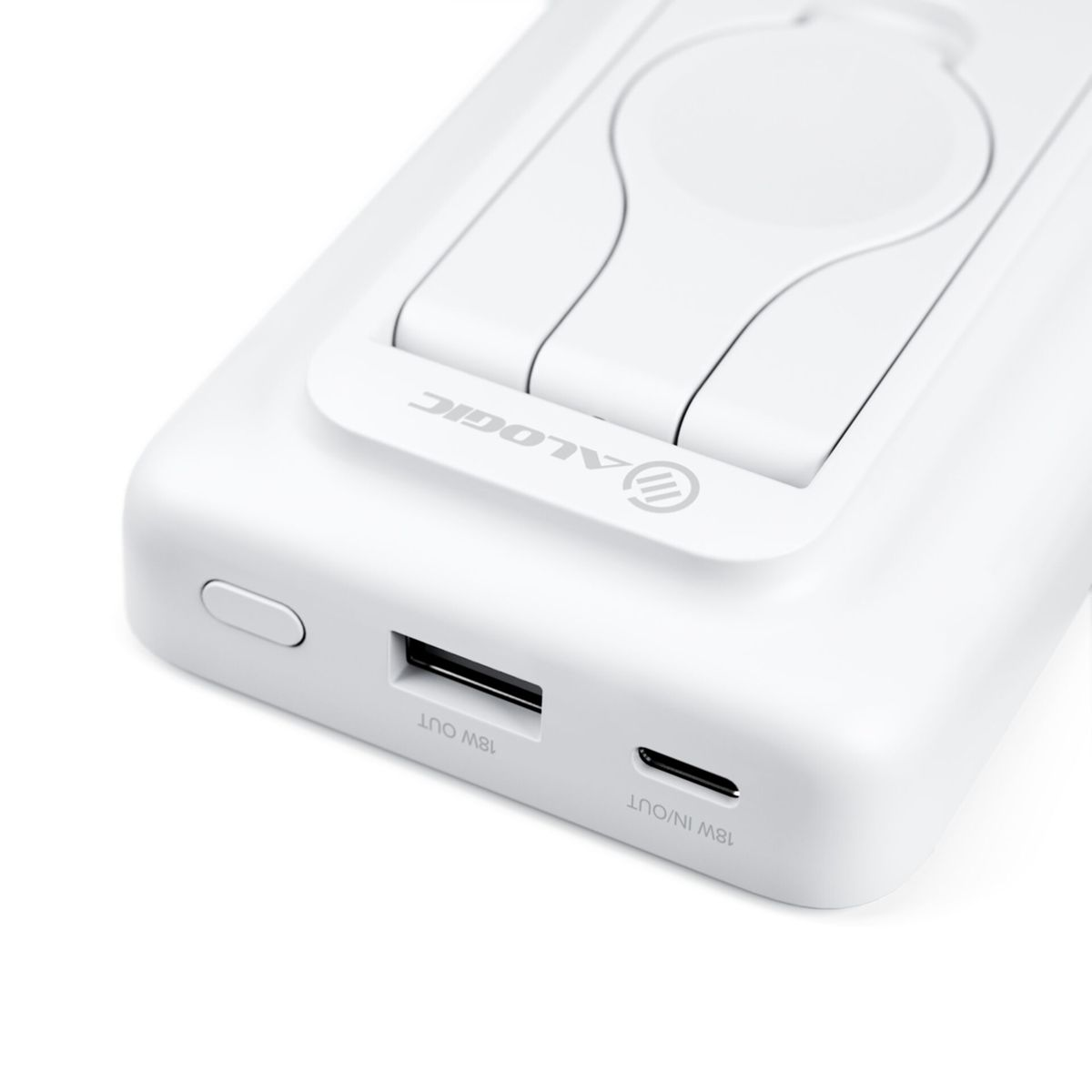 Een witte powerbank met poorten met het label 18W OUT en 18W IN/OUT. Het merklogo is zichtbaar.