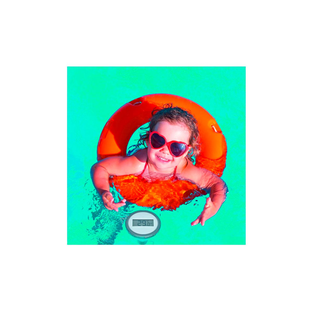 Ein junges Mädchen in einem Pool mit herzförmiger Sonnenbrille und einem orangefarbenen Schwimmring.
