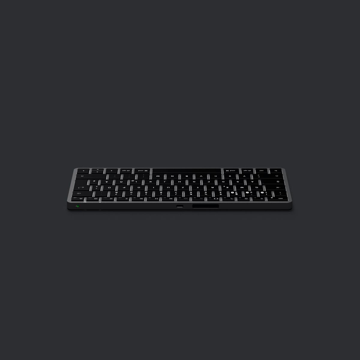 Eine schwarze Tastatur auf einer dunkelgrauen Oberfläche. Die Tastatur hat einen silbernen Rand.