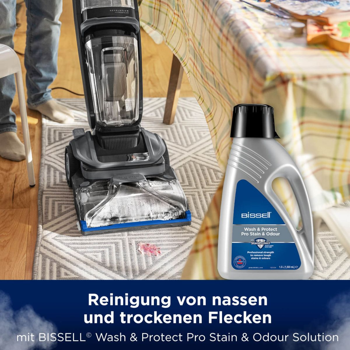 Ein Bissell Teppichreiniger und eine Reinigerflasche in einem Raum mit einem gemusterten Teppich.