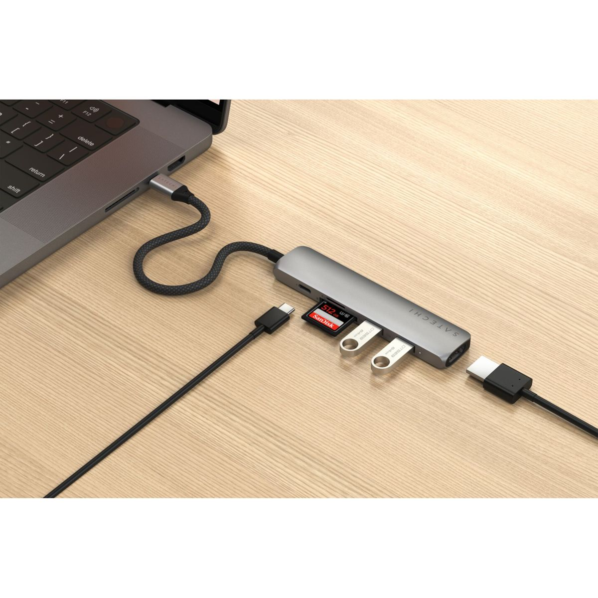 Ein Laptop ist mit einem Hub mit USB- und SD-Kartensteckplätzen verbunden. Mehrere Geräte sind angeschlossen.