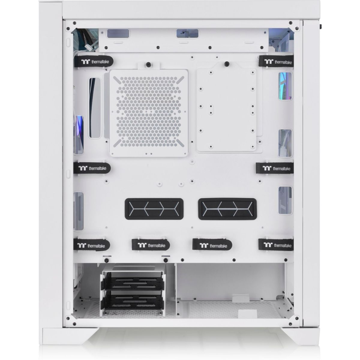 Wnętrze białej obudowy komputera. Posiada różne punkty montażowe i wzór plastra miodu.