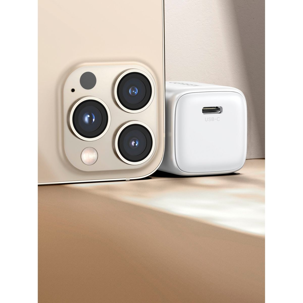 Biała ładowarka obok smartfona z trzema obiektywami aparatu. Ładowarka ma port USB-C.