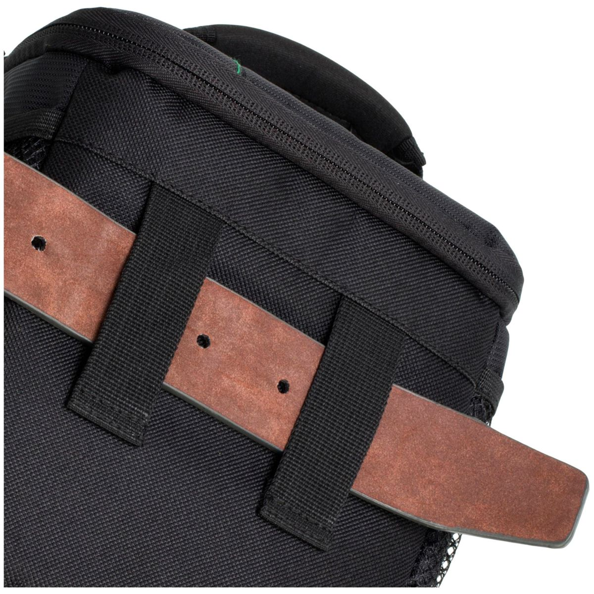 Nahaufnahme eines schwarzen Gurtes mit braunem Lederpatch und sichtbaren Nähten.