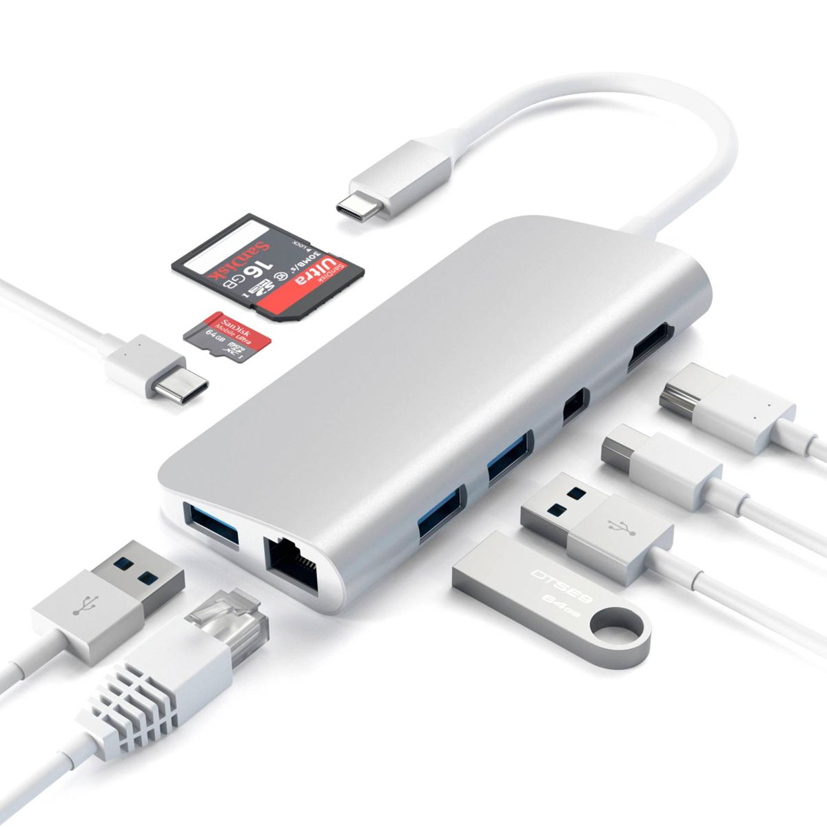 Silberner Hub mit mehreren Anschlüssen, SD-Karten und USB-Laufwerken, verbunden mit weißen Kabeln auf weißem Untergrund.