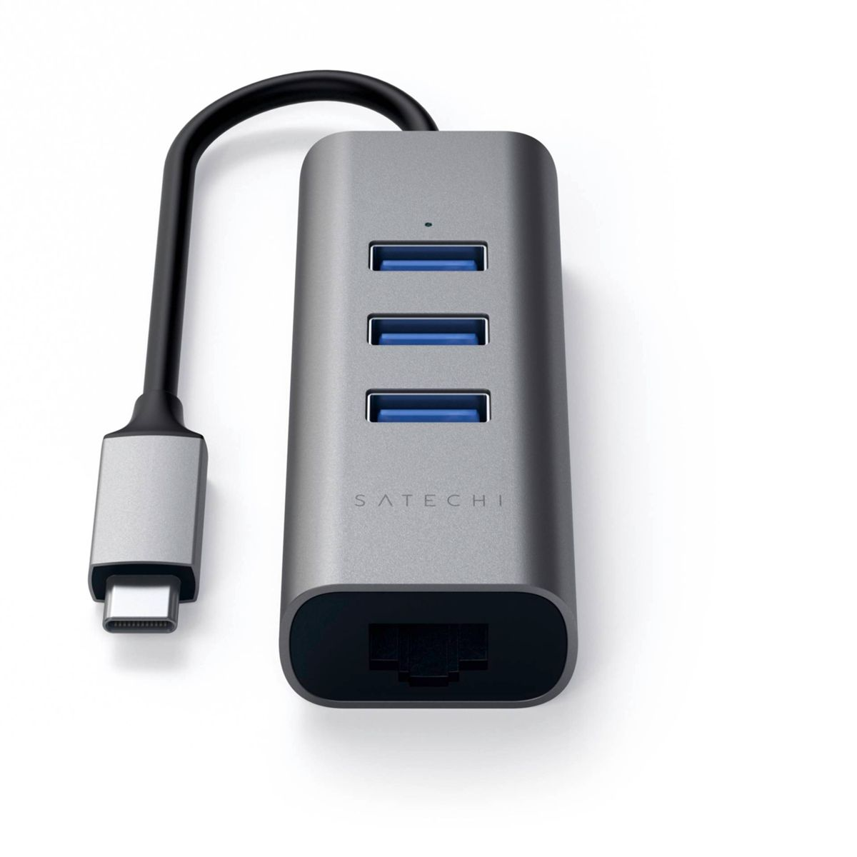 Ein silberner USB-Hub mit drei USB-Anschlüssen und einem Ethernet-Anschluss, der mit einem schwarzen Kabel verbunden ist.