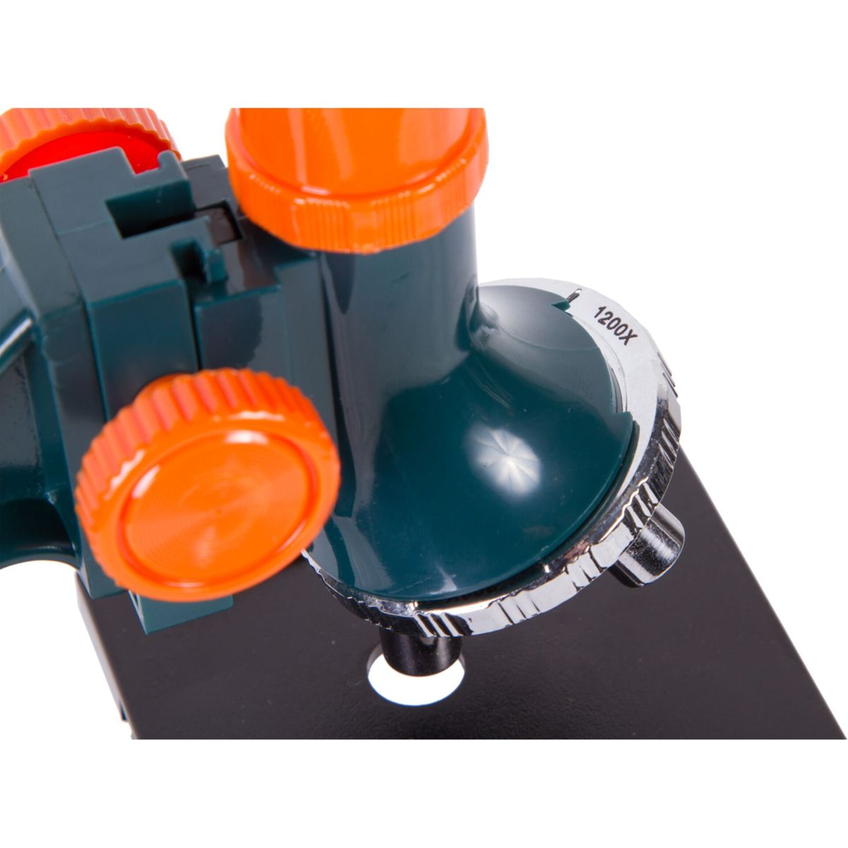 Nahaufnahme eines Mikroskops mit orangefarbenen und teal-farbenen Komponenten vor weißem Hintergrund. Das Zifferblatt zeigt "1200X".