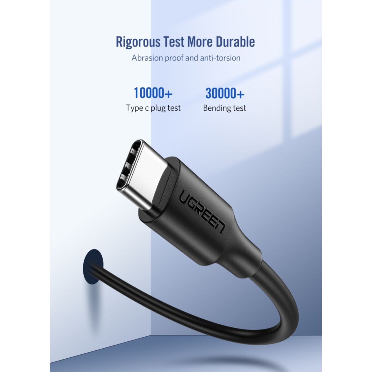Czarny kabel USB-C ze srebrnym złączem jest podłączony do ściany. Słowo "UGREEN" znajduje się na kablu.