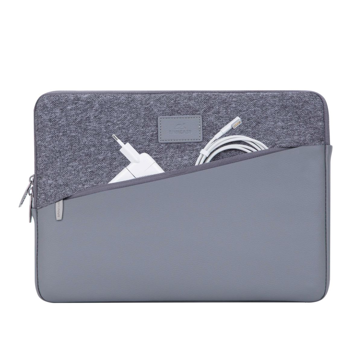 Eine graue Laptoptasche mit Reißverschluss und einer Tasche mit Ladegerät und weißem Kabel.