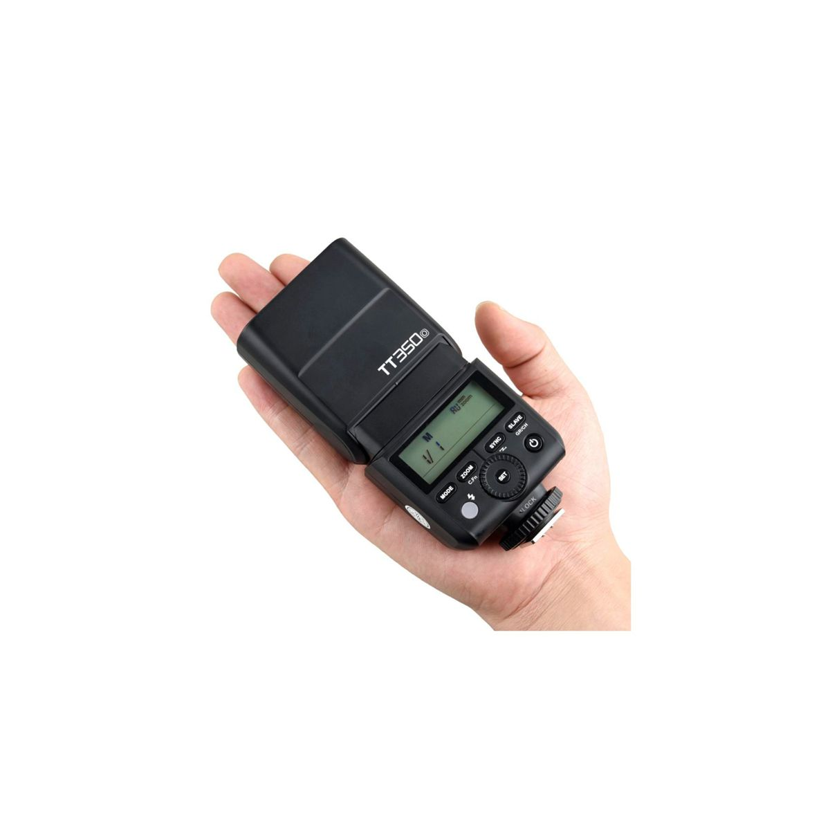 Czarna lampa błyskowa w dłoni. Wyświetlacz z informacjami. Przyciski.