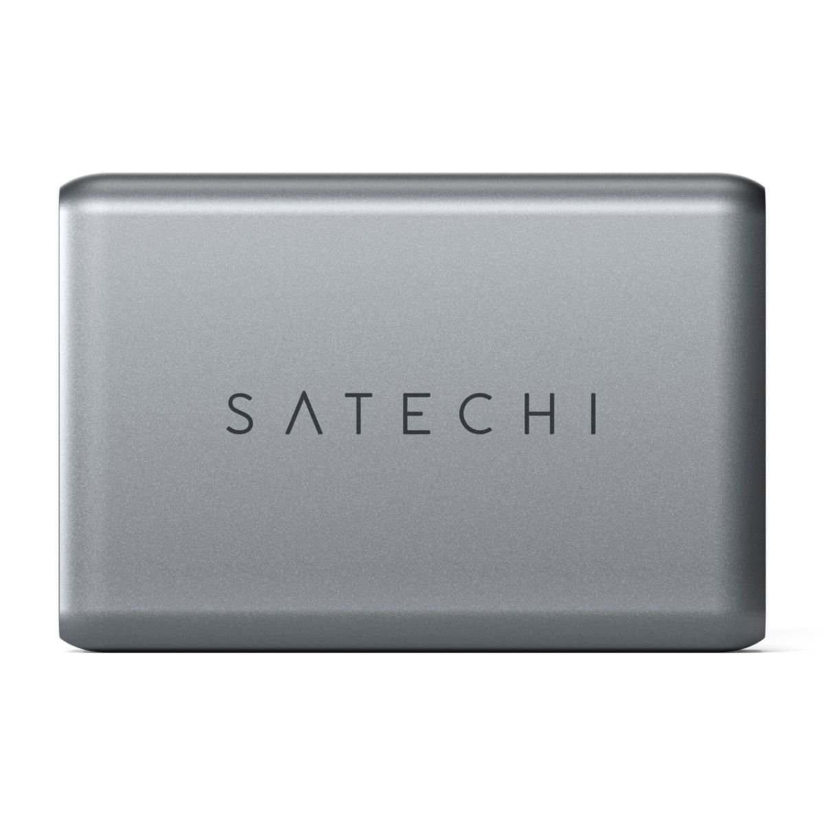 Dispositivo rectangular plateado con la marca Satechi. El dispositivo está sobre una superficie blanca.