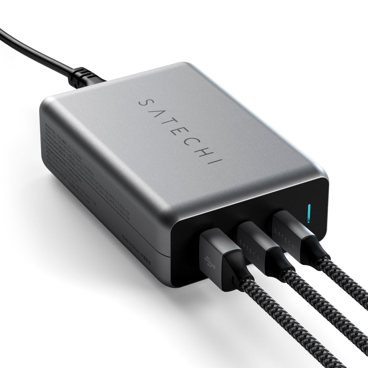 Adaptador de corriente plateado y negro con tres cables USB enchufados. Marca Satechi.