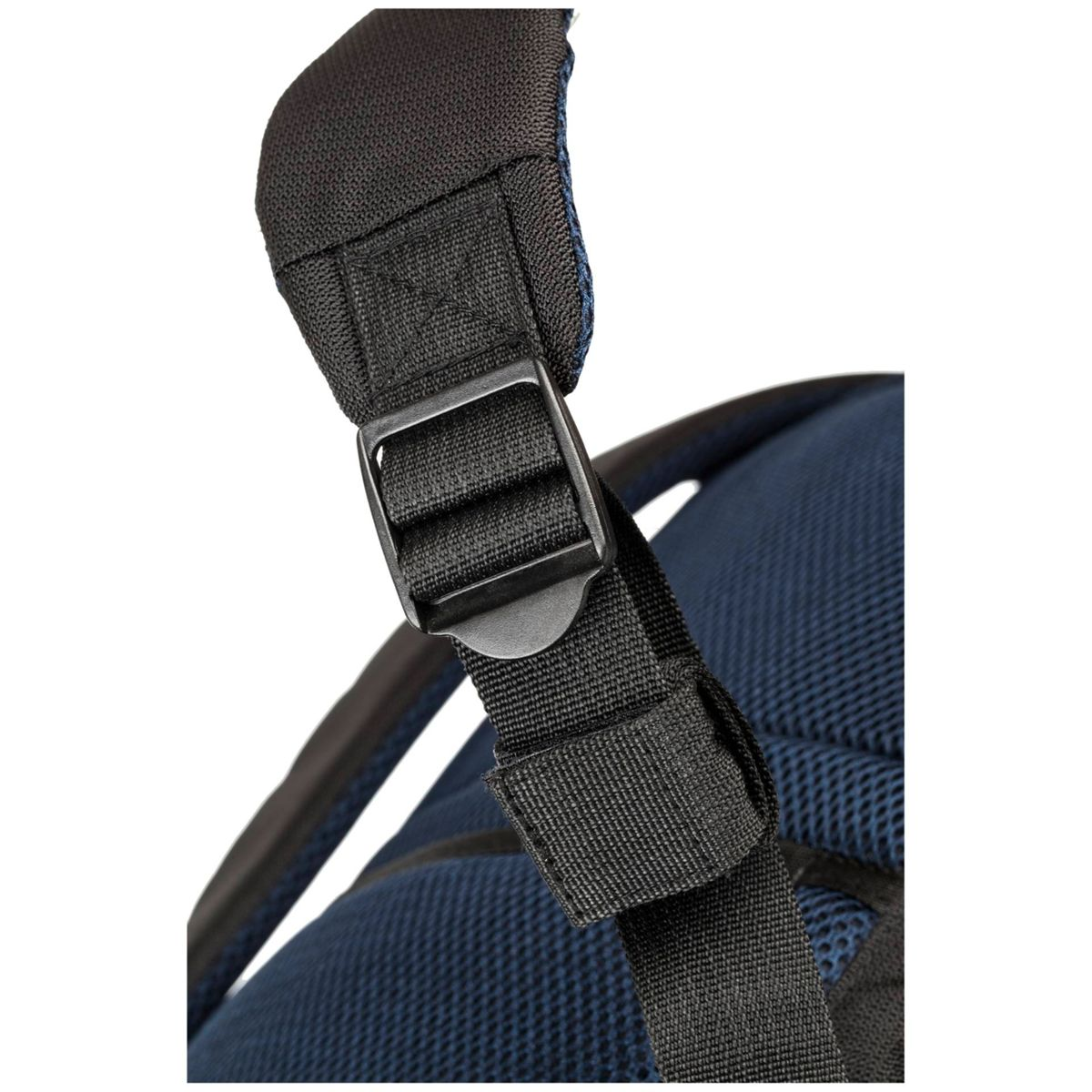 Close-up van een zwarte rugzakriem met een gesp. De riem is verbonden met de blauwe mesh-rug.