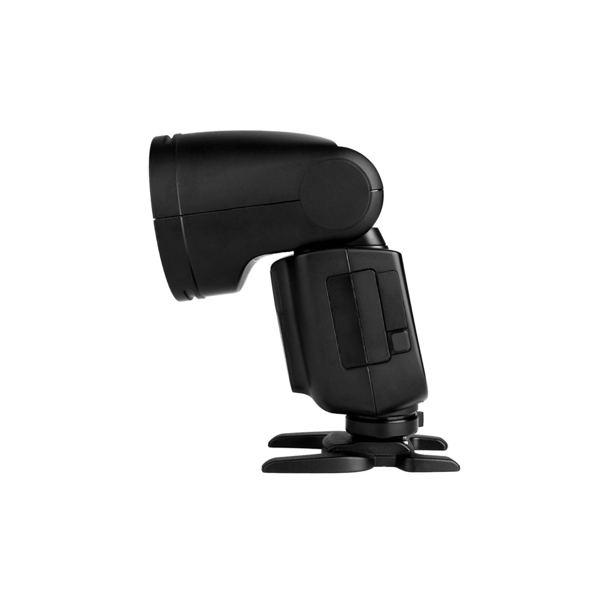 Czarna lampa błyskowa na białym tle. Głowica jest pochylona, ​​a urządzenie ma czarną stopkę montażową.