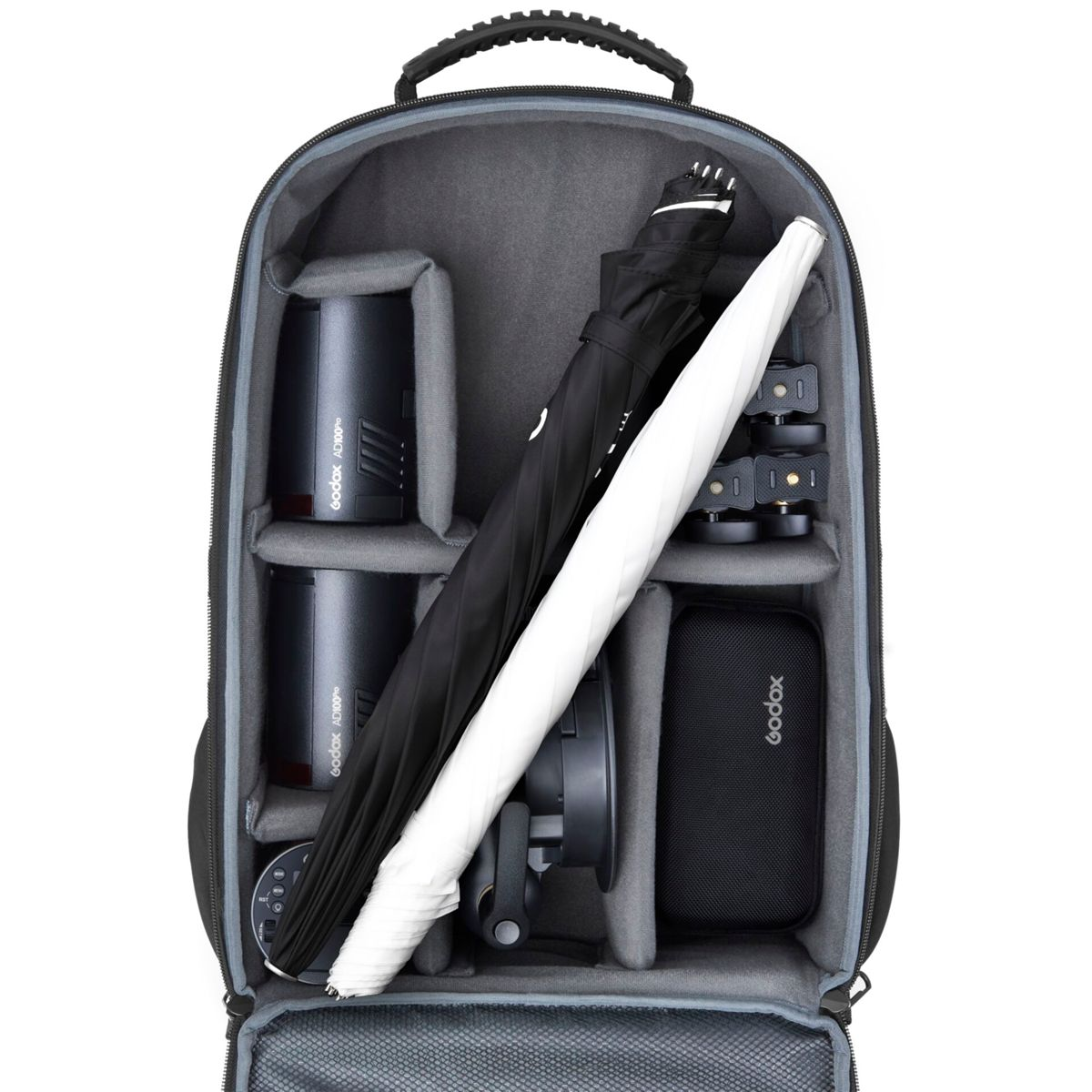 Ein schwarzer Rucksack mit Innenfächern. Er ist mit Kameraausrüstung gefüllt, einschließlich eines Regenschirms.