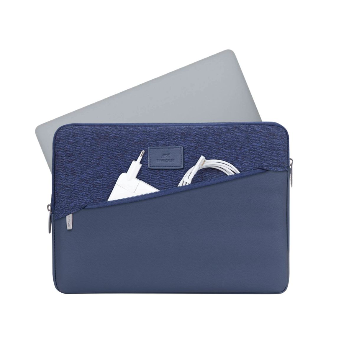 Blaue Laptoptasche mit Laptop und Ladegerät darin. Die Tasche hat einen Reißverschluss und einen strukturierten Stoff.