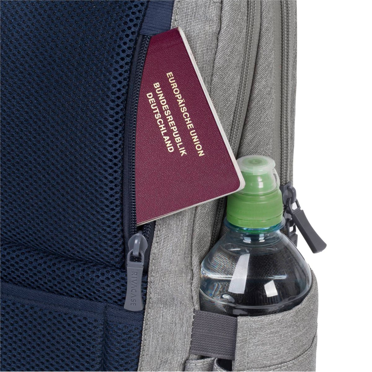 Rucksacktasche mit Reisepass und Wasserflasche. Der Rucksack ist grau und blau.