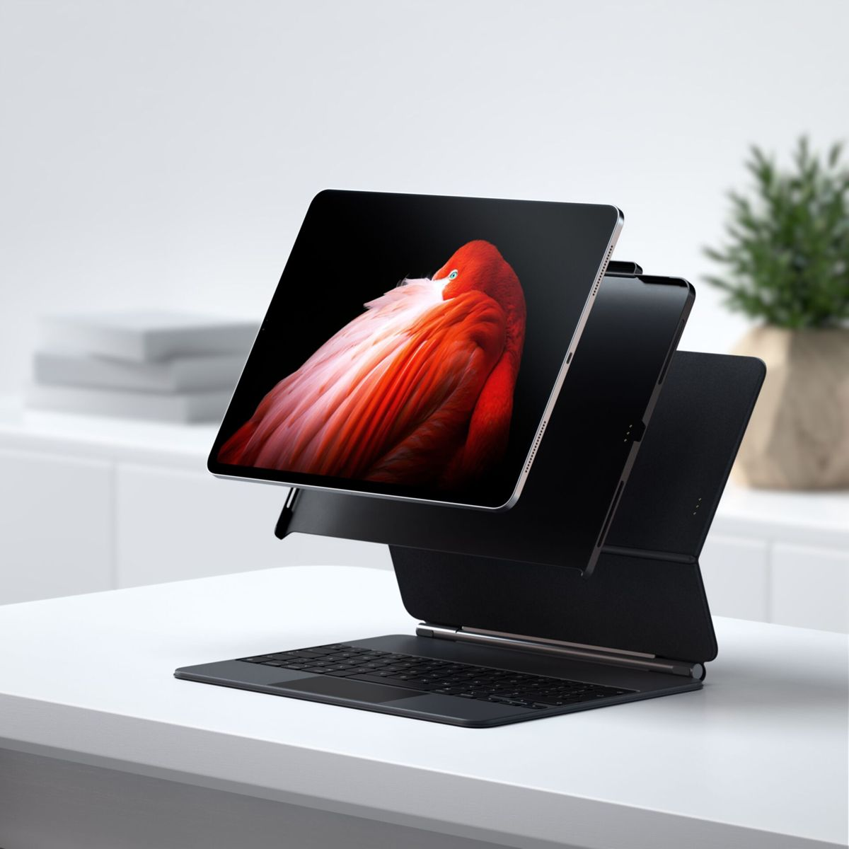 Ein iPad mit Flamingo-Bild auf dem Bildschirm. Es schwebt auf einem Schreibtisch, mit Tastaturhülle.