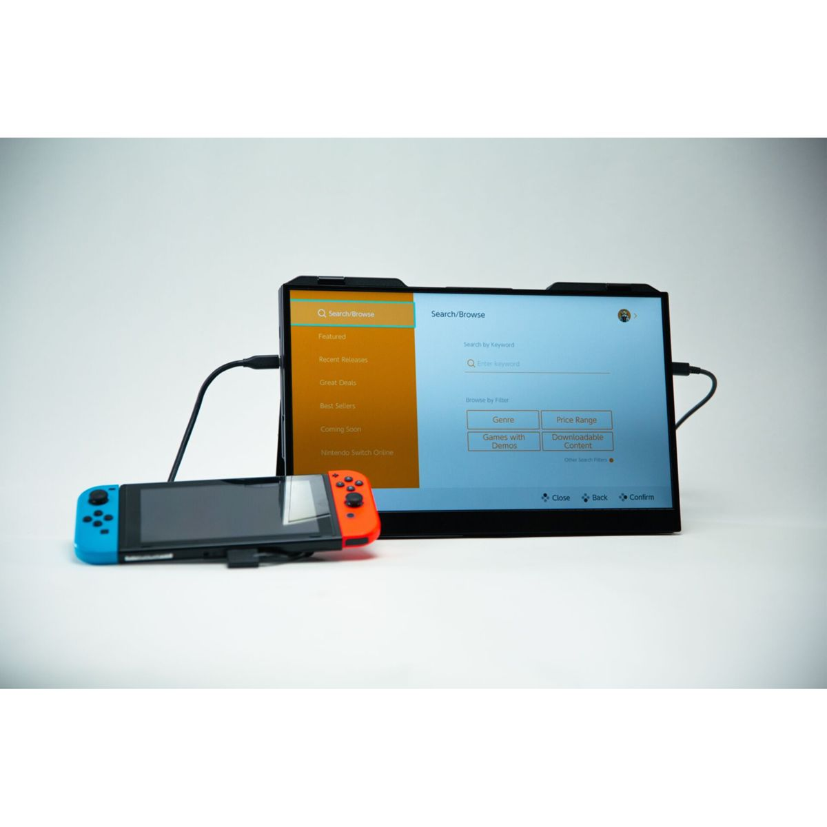 Konsola Nintendo Switch i ekran wyświetlający menu wyszukiwania/przeglądania. Czarny kabel łączy konsolę z ekranem.