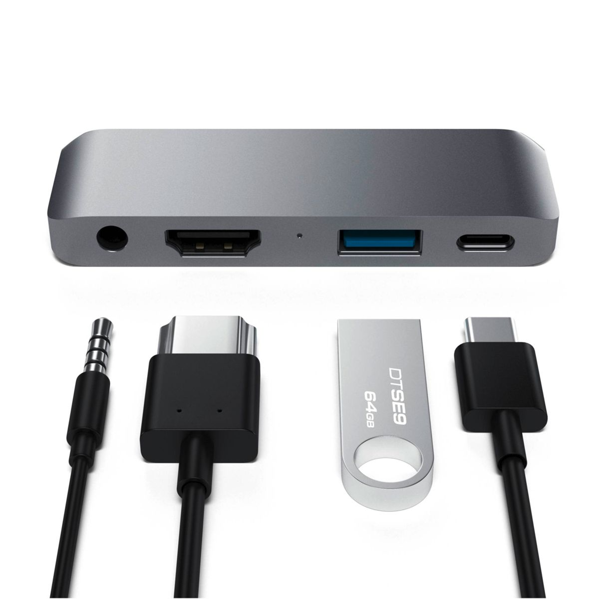 Un hub USB argento con porte, cavi e una chiavetta USB su sfondo bianco.