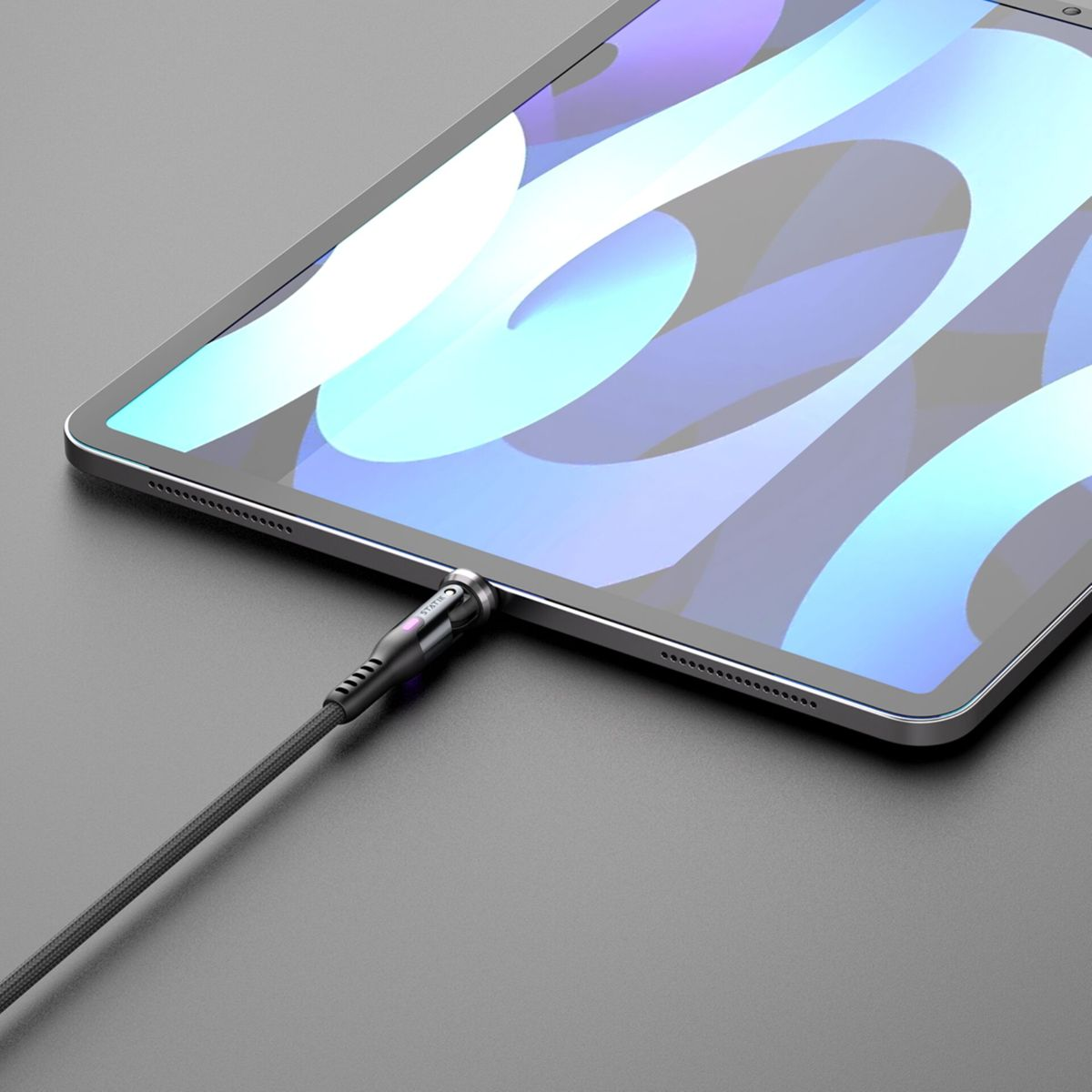Ein Tablet wird mit einem schwarzen Kabel geladen. Das Kabel ist an den Anschluss des Tablets angeschlossen.