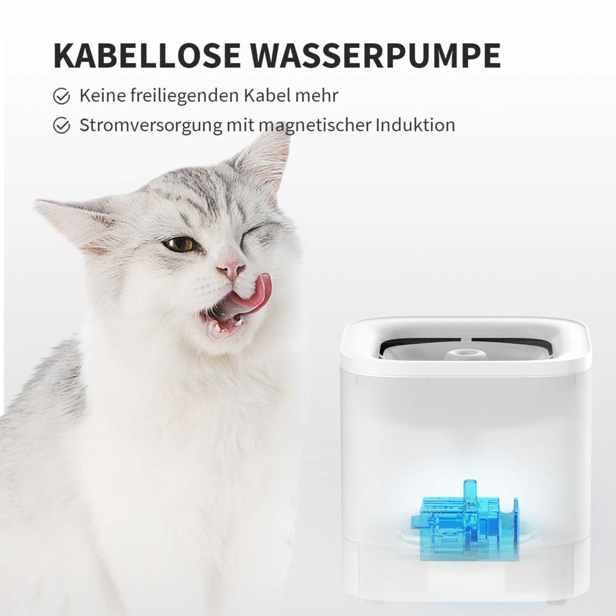Eine Katze leckt ihre Lippen neben einem Trinkbrunnen. Der Brunnen ist weiß mit einer blauen Wasserpumpe.