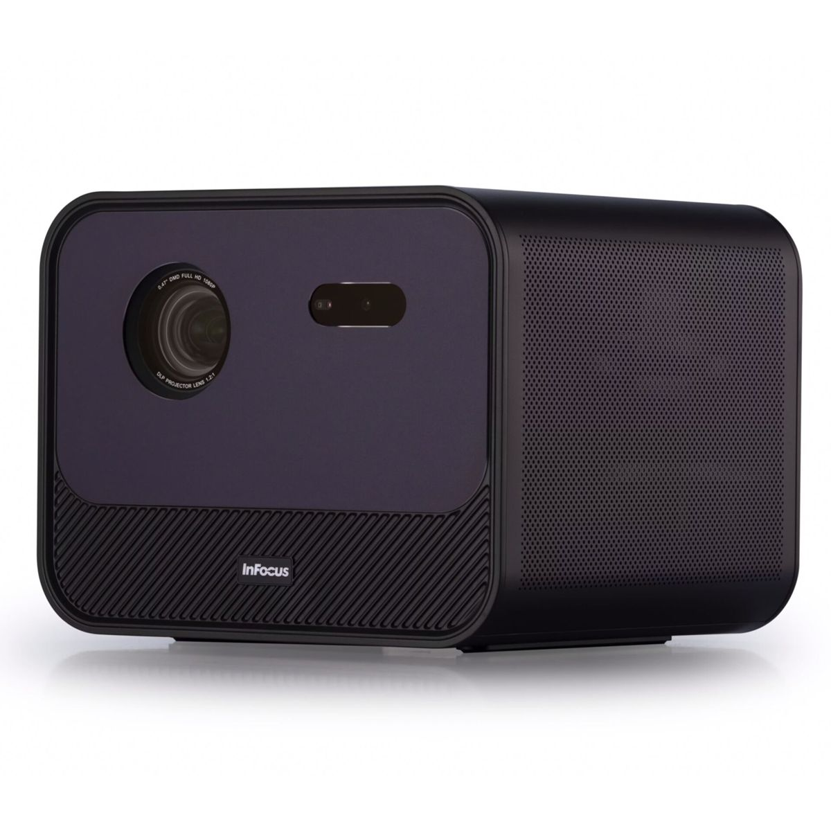 Czarny projektor Infocus z zaokrąglonymi krawędziami. Posiada obiektyw i logo Infocus.