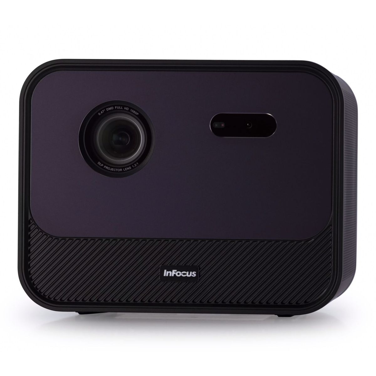 Czarny projektor z obiektywem. Projektor znajduje się na białym tle. Marka to Infocus.