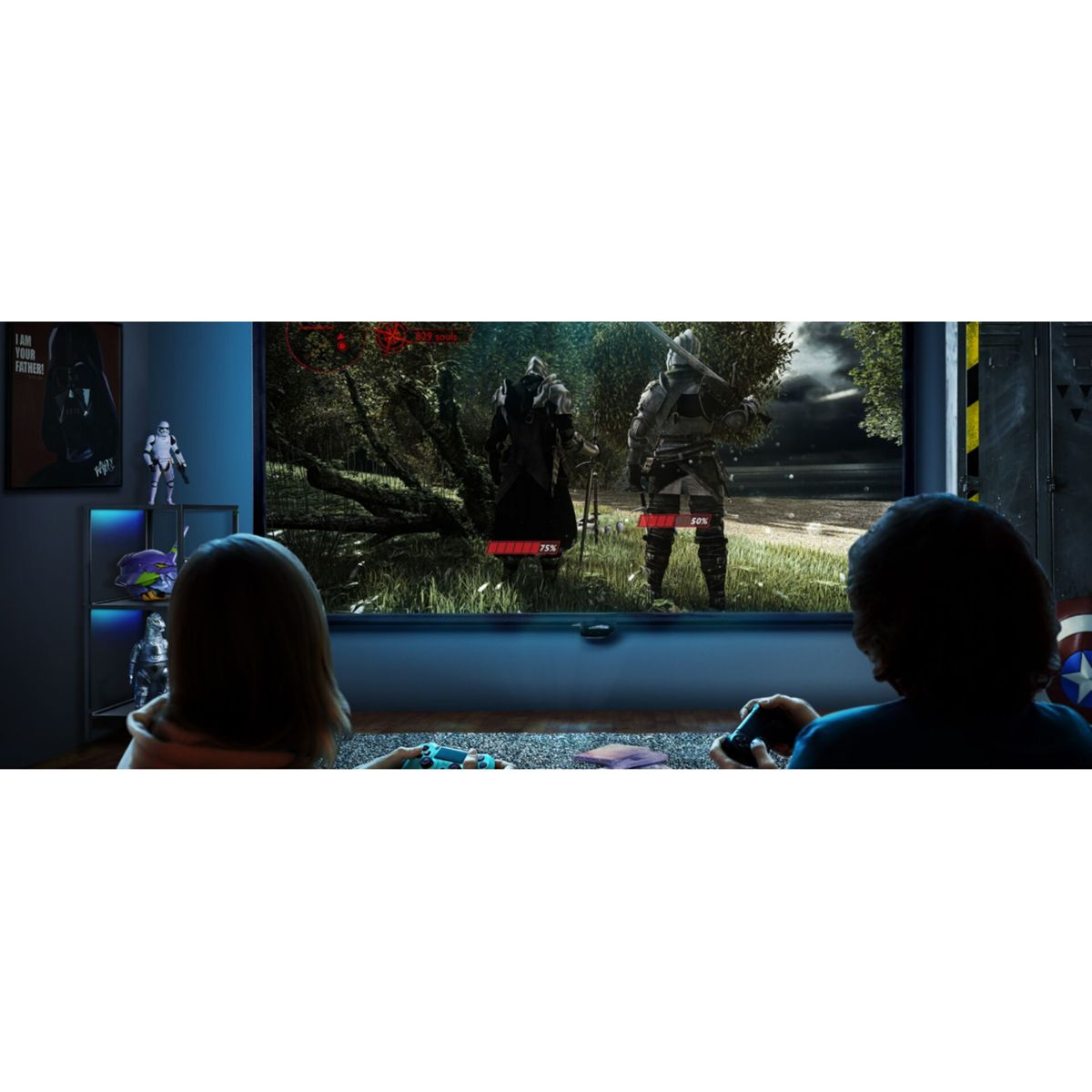 Dwie osoby grają w grę wideo na dużym ekranie. Gra pokazuje dwie walczące postacie.