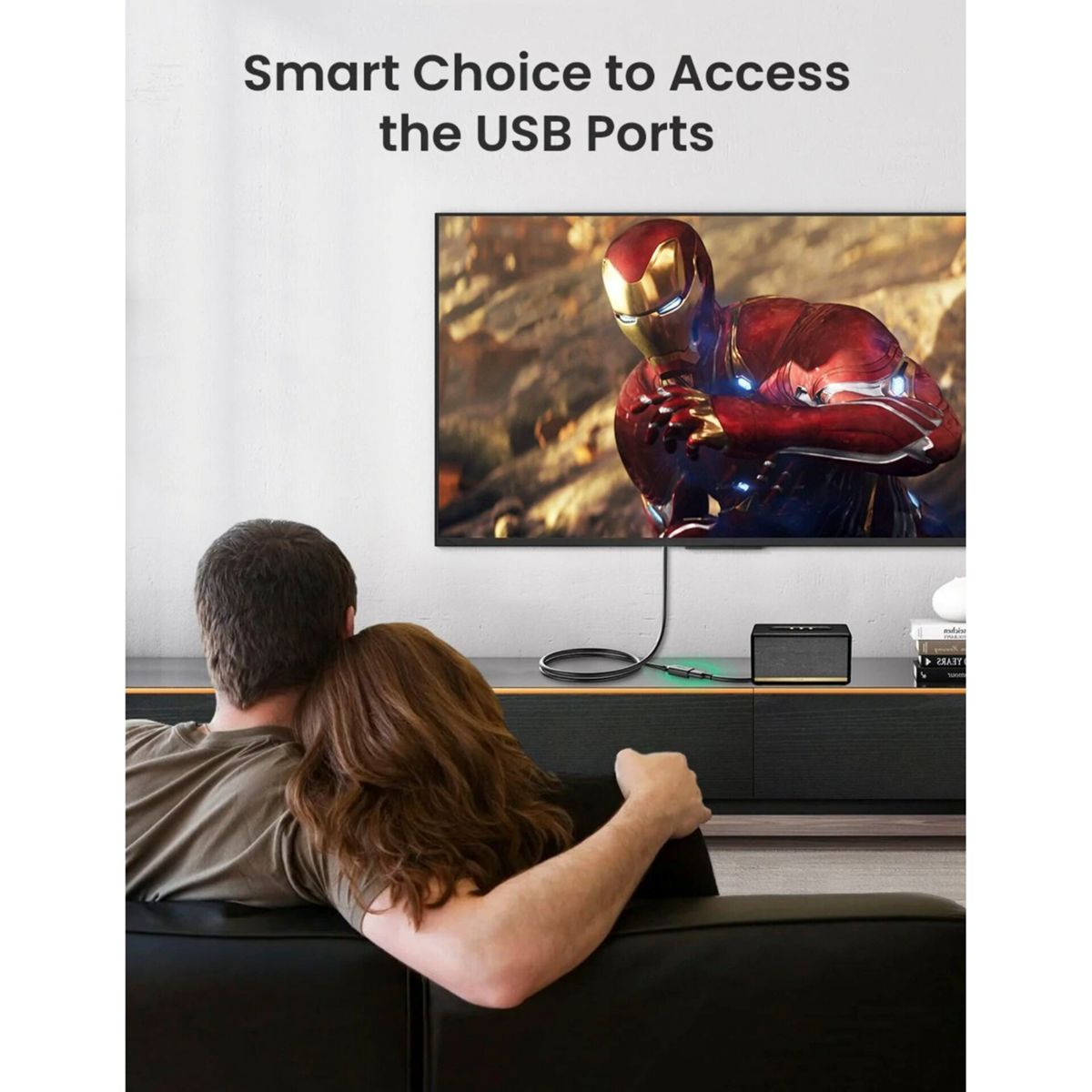 Ein Paar sieht fern; der Bildschirm zeigt Iron Man. Der Text lautet: 'Kluge Wahl für den Zugriff auf die USB-Anschlüsse'.