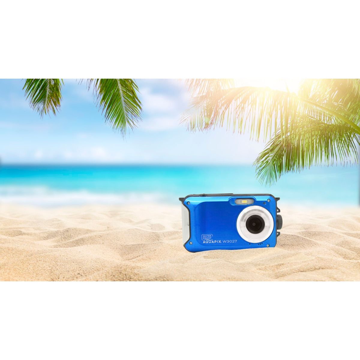 Eine blaue Unterwasserkamera liegt am Strand, im Hintergrund Palmen und das Meer.